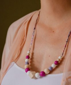 Collier d'allaitement ou de portage silicone et bois 'Prunelle' - Magenta